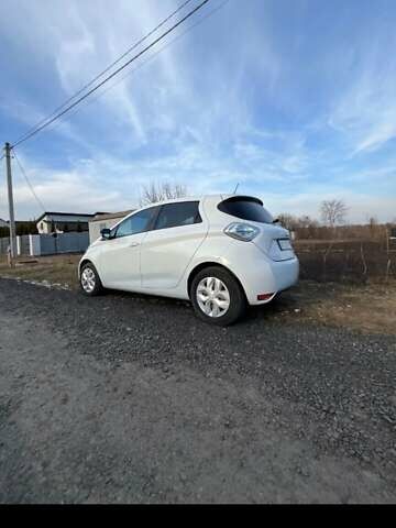 Белый Рено Зое, объемом двигателя 0 л и пробегом 75 тыс. км за 6400 $, фото 1 на Automoto.ua
