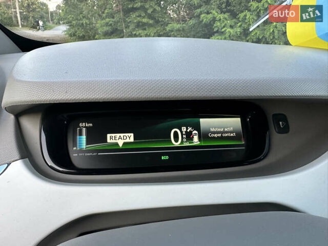 Белый Рено Зое, объемом двигателя 0 л и пробегом 106 тыс. км за 6550 $, фото 40 на Automoto.ua