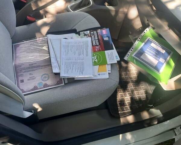 Белый Рено Зое, объемом двигателя 0 л и пробегом 150 тыс. км за 5800 $, фото 11 на Automoto.ua