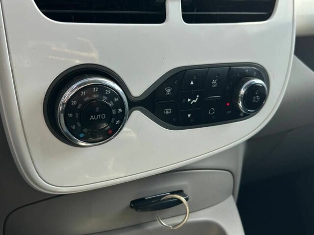 Білий Рено Зое, об'ємом двигуна 0 л та пробігом 201 тис. км за 6400 $, фото 11 на Automoto.ua