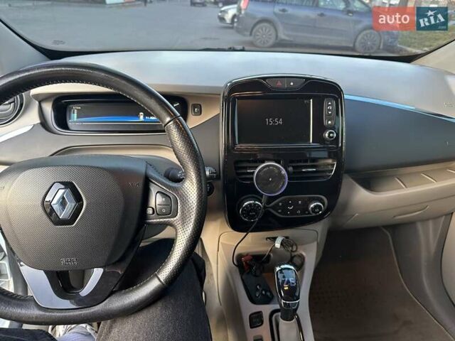Белый Рено Зое, объемом двигателя 0 л и пробегом 120 тыс. км за 5999 $, фото 30 на Automoto.ua