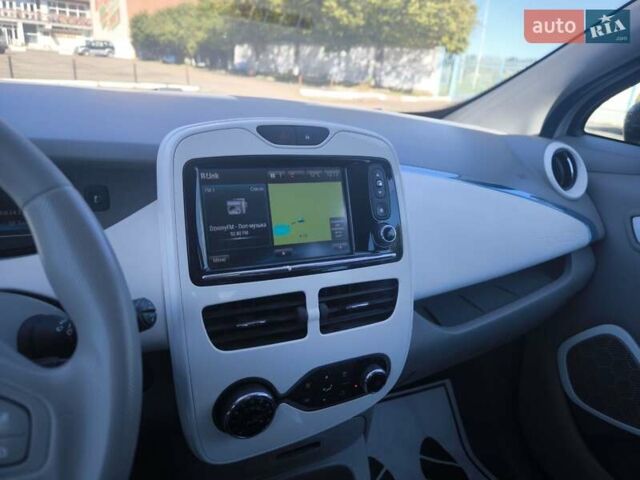 Белый Рено Зое, объемом двигателя 0 л и пробегом 88 тыс. км за 5899 $, фото 2 на Automoto.ua