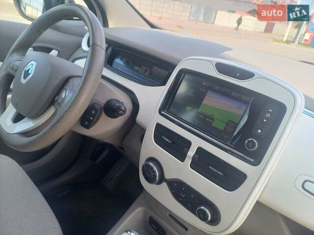 Белый Рено Зое, объемом двигателя 0 л и пробегом 150 тыс. км за 5600 $, фото 13 на Automoto.ua