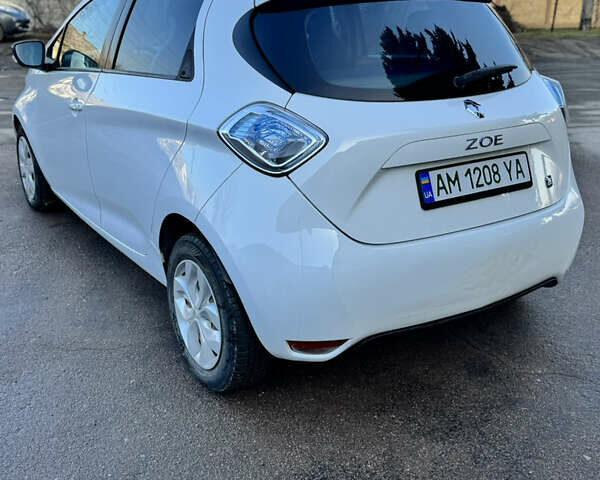 Белый Рено Зое, объемом двигателя 0 л и пробегом 160 тыс. км за 6900 $, фото 9 на Automoto.ua