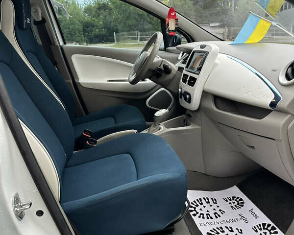 Белый Рено Зое, объемом двигателя 0 л и пробегом 106 тыс. км за 6550 $, фото 17 на Automoto.ua