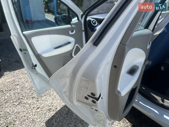 Білий Рено Зое, об'ємом двигуна 0 л та пробігом 130 тис. км за 6000 $, фото 9 на Automoto.ua