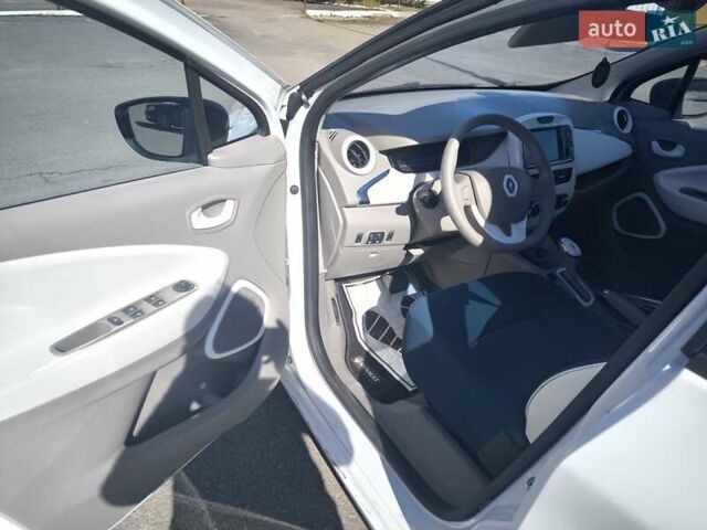 Белый Рено Зое, объемом двигателя 0 л и пробегом 88 тыс. км за 5899 $, фото 5 на Automoto.ua