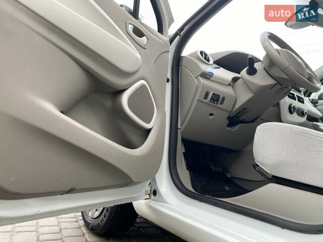 Белый Рено Зое, объемом двигателя 0 л и пробегом 211 тыс. км за 5800 $, фото 13 на Automoto.ua