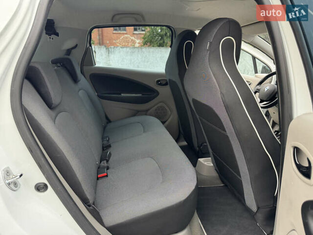 Белый Рено Зое, объемом двигателя 0 л и пробегом 158 тыс. км за 5999 $, фото 35 на Automoto.ua