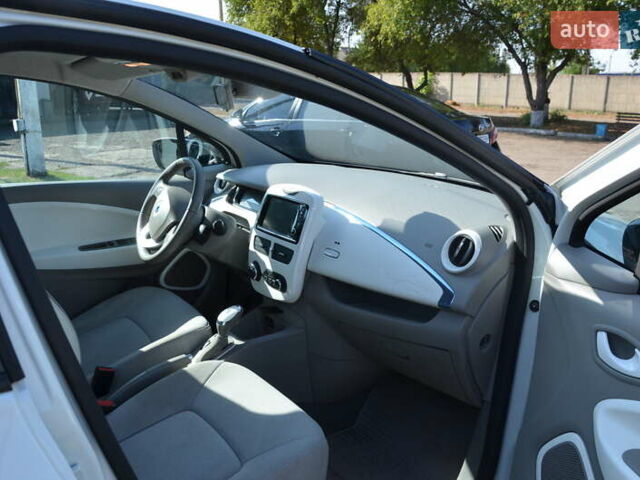 Белый Рено Зое, объемом двигателя 0 л и пробегом 118 тыс. км за 6600 $, фото 7 на Automoto.ua