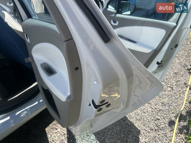 Білий Рено Зое, об'ємом двигуна 0 л та пробігом 130 тис. км за 6000 $, фото 11 на Automoto.ua