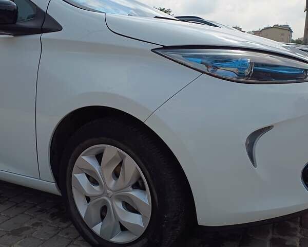 Белый Рено Зое, объемом двигателя 0 л и пробегом 53 тыс. км за 6000 $, фото 12 на Automoto.ua