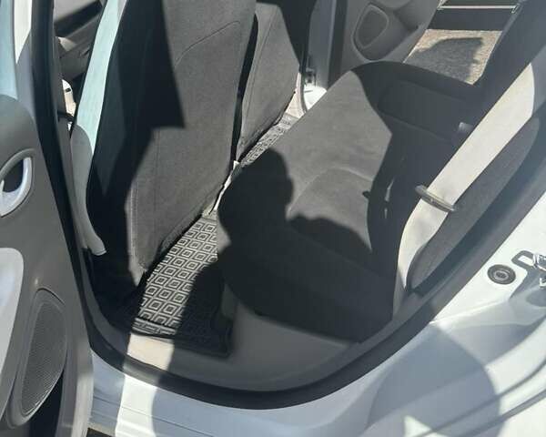 Білий Рено Зое, об'ємом двигуна 0 л та пробігом 180 тис. км за 6400 $, фото 5 на Automoto.ua