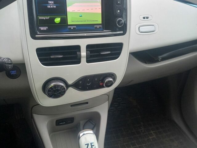 Белый Рено Зое, объемом двигателя 0 л и пробегом 150 тыс. км за 5550 $, фото 9 на Automoto.ua