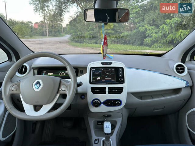 Белый Рено Зое, объемом двигателя 0 л и пробегом 106 тыс. км за 6550 $, фото 33 на Automoto.ua