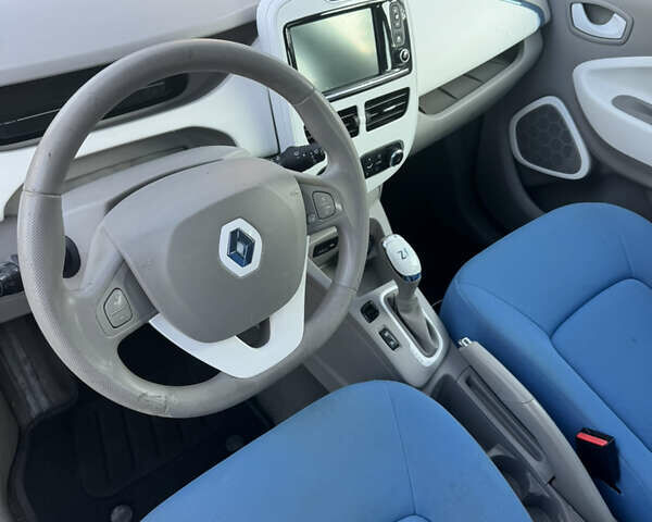 Белый Рено Зое, объемом двигателя 0 л и пробегом 160 тыс. км за 6900 $, фото 15 на Automoto.ua