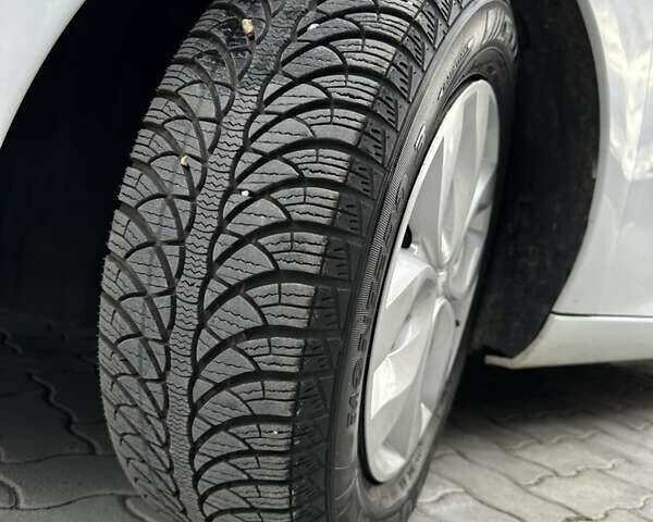 Белый Рено Зое, объемом двигателя 0 л и пробегом 106 тыс. км за 6550 $, фото 14 на Automoto.ua