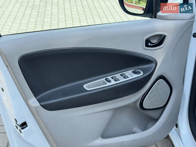 Белый Рено Зое, объемом двигателя 0 л и пробегом 155 тыс. км за 6300 $, фото 15 на Automoto.ua