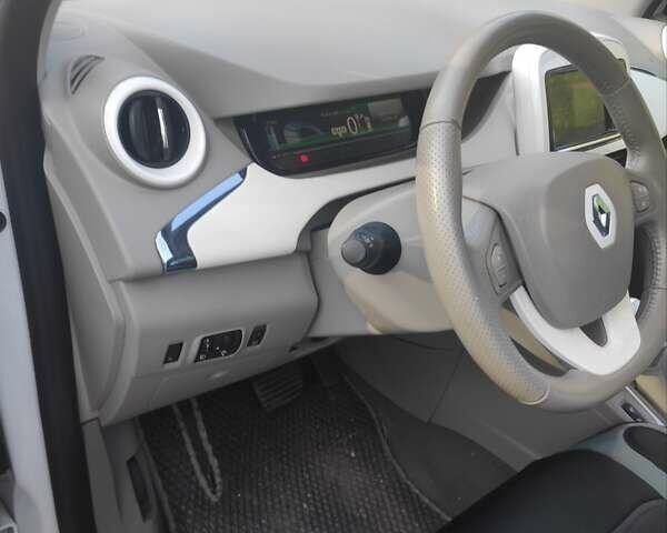 Белый Рено Зое, объемом двигателя 0 л и пробегом 62 тыс. км за 7200 $, фото 4 на Automoto.ua