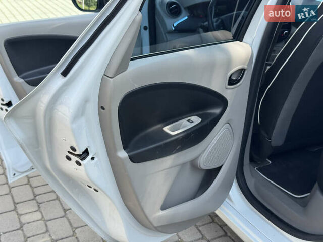 Белый Рено Зое, объемом двигателя 0 л и пробегом 155 тыс. км за 6300 $, фото 24 на Automoto.ua