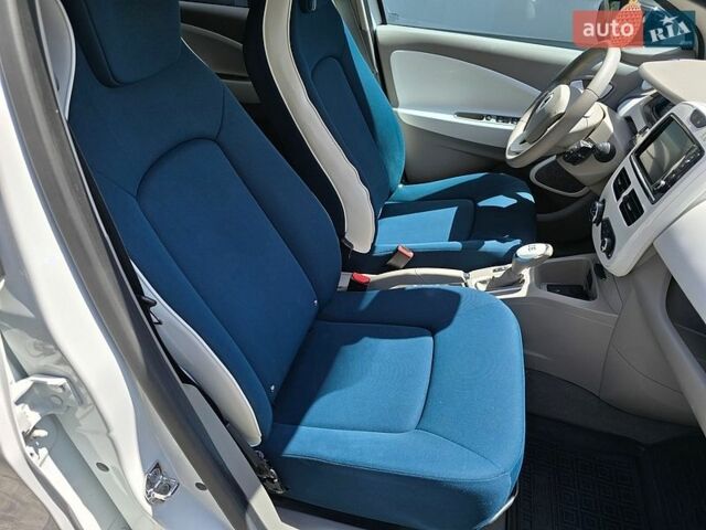 Белый Рено Зое, объемом двигателя 0 л и пробегом 166 тыс. км за 5999 $, фото 21 на Automoto.ua