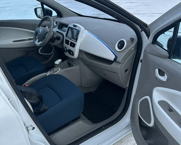 Білий Рено Зое, об'ємом двигуна 0 л та пробігом 73 тис. км за 5800 $, фото 34 на Automoto.ua