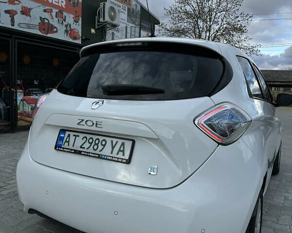 Белый Рено Зое, объемом двигателя 0 л и пробегом 106 тыс. км за 6550 $, фото 12 на Automoto.ua