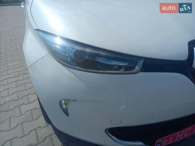 Белый Рено Зое, объемом двигателя 0 л и пробегом 150 тыс. км за 5800 $, фото 1 на Automoto.ua