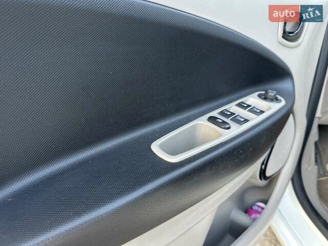 Белый Рено Зое, объемом двигателя 0 л и пробегом 120 тыс. км за 5999 $, фото 29 на Automoto.ua