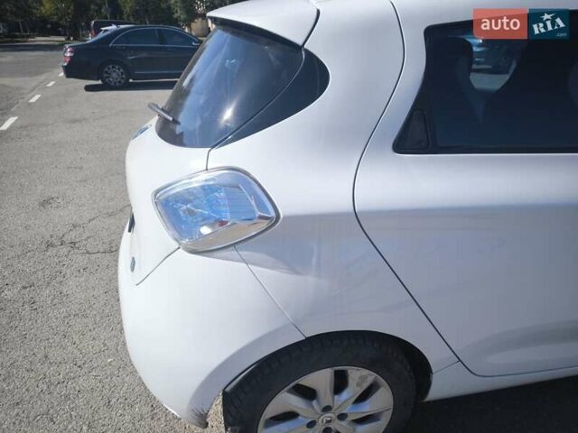 Белый Рено Зое, объемом двигателя 0 л и пробегом 88 тыс. км за 5899 $, фото 4 на Automoto.ua