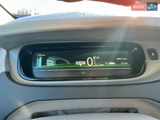 Белый Рено Зое, объемом двигателя 0 л и пробегом 88 тыс. км за 5700 $, фото 18 на Automoto.ua