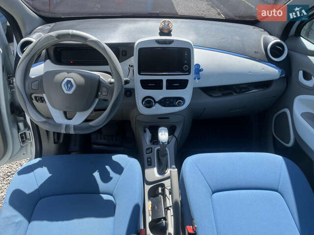 Білий Рено Зое, об'ємом двигуна 0 л та пробігом 130 тис. км за 6000 $, фото 16 на Automoto.ua