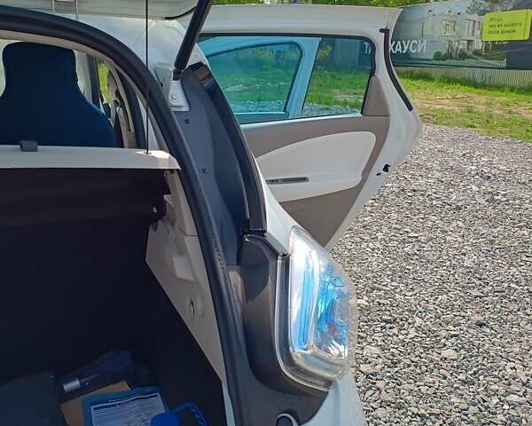 Белый Рено Зое, объемом двигателя 0 л и пробегом 53 тыс. км за 6000 $, фото 19 на Automoto.ua