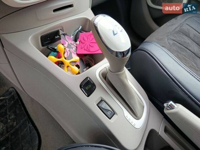 Білий Рено Зое, об'ємом двигуна 0 л та пробігом 57 тис. км за 5650 $, фото 15 на Automoto.ua