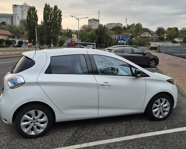 Белый Рено Зое, объемом двигателя 0 л и пробегом 135 тыс. км за 6499 $, фото 1 на Automoto.ua