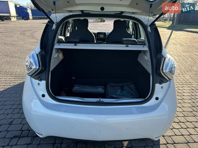 Белый Рено Зое, объемом двигателя 0 л и пробегом 88 тыс. км за 5700 $, фото 15 на Automoto.ua