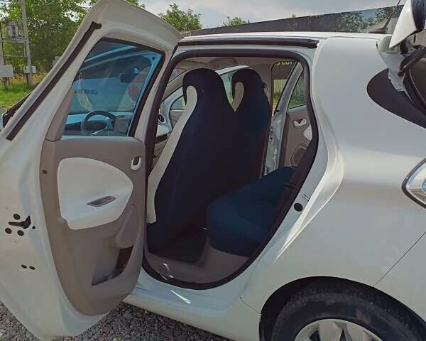 Белый Рено Зое, объемом двигателя 0 л и пробегом 53 тыс. км за 6000 $, фото 20 на Automoto.ua