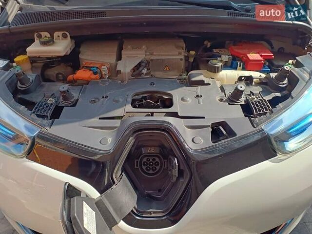 Белый Рено Зое, объемом двигателя 0 л и пробегом 53 тыс. км за 6000 $, фото 30 на Automoto.ua