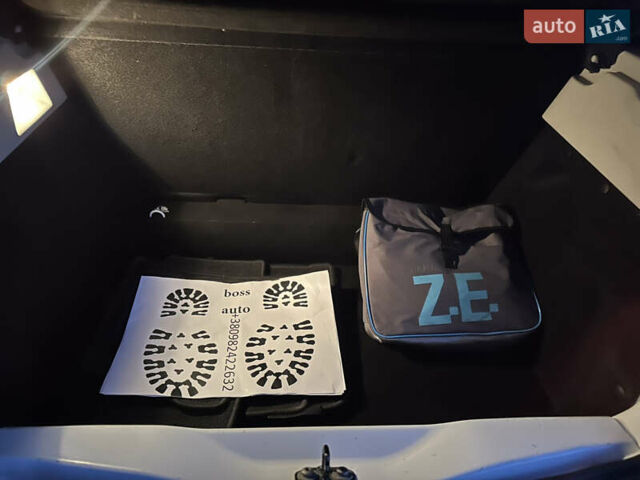 Белый Рено Зое, объемом двигателя 0 л и пробегом 106 тыс. км за 6550 $, фото 39 на Automoto.ua