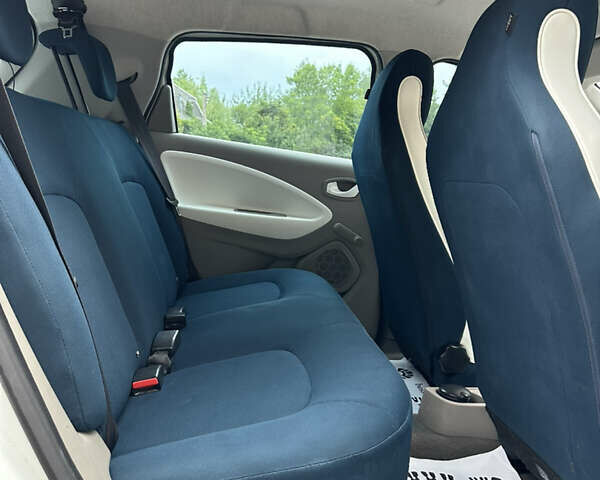 Белый Рено Зое, объемом двигателя 0 л и пробегом 106 тыс. км за 6550 $, фото 21 на Automoto.ua