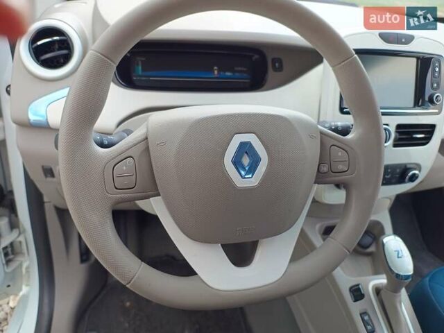 Белый Рено Зое, объемом двигателя 0 л и пробегом 53 тыс. км за 6000 $, фото 25 на Automoto.ua