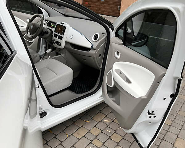 Белый Рено Зое, объемом двигателя 0 л и пробегом 80 тыс. км за 7400 $, фото 15 на Automoto.ua