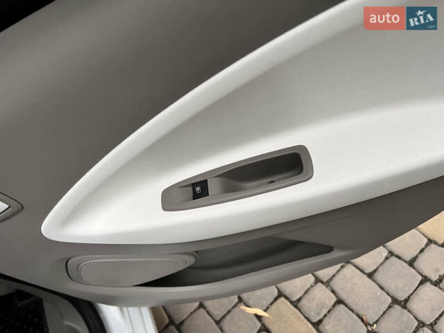 Белый Рено Зое, объемом двигателя 0 л и пробегом 80 тыс. км за 7400 $, фото 9 на Automoto.ua