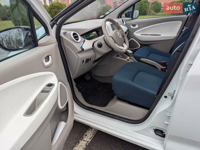 Белый Рено Зое, объемом двигателя 0 л и пробегом 154 тыс. км за 5700 $, фото 18 на Automoto.ua