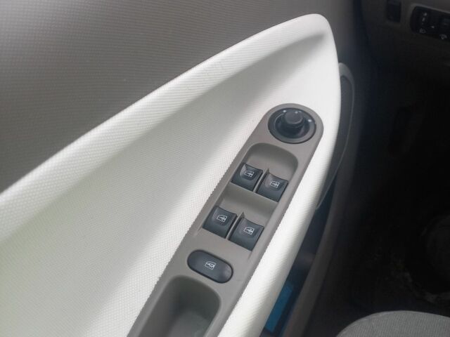 Белый Рено Зое, объемом двигателя 0 л и пробегом 150 тыс. км за 5550 $, фото 10 на Automoto.ua