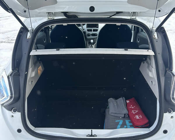 Білий Рено Зое, об'ємом двигуна 0 л та пробігом 73 тис. км за 5800 $, фото 37 на Automoto.ua