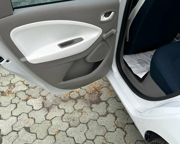 Білий Рено Зое, об'ємом двигуна 0 л та пробігом 72 тис. км за 5999 $, фото 17 на Automoto.ua