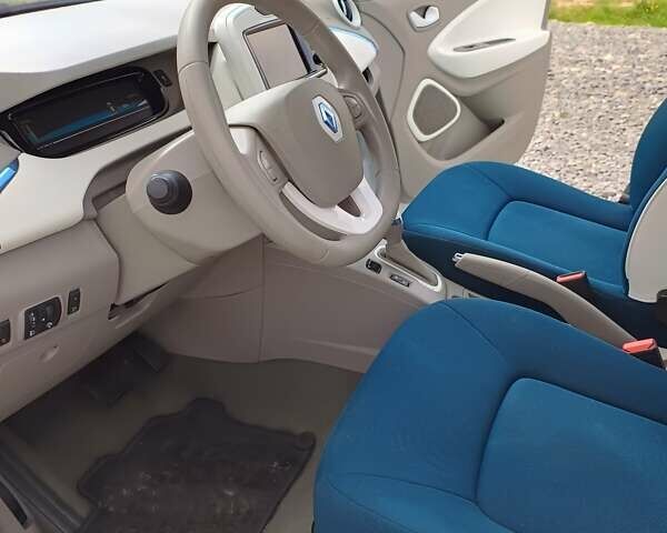 Белый Рено Зое, объемом двигателя 0 л и пробегом 53 тыс. км за 6000 $, фото 23 на Automoto.ua