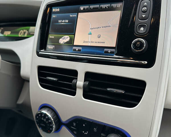 Белый Рено Зое, объемом двигателя 0 л и пробегом 106 тыс. км за 6550 $, фото 16 на Automoto.ua