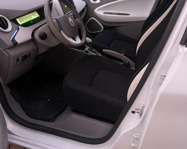 Белый Рено Зое, объемом двигателя 0 л и пробегом 155 тыс. км за 6800 $, фото 9 на Automoto.ua